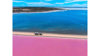 Con đường siêu đẹp giữa hai luồng nước xanh và hồng